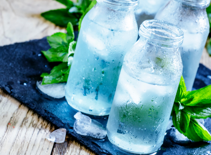 Flasker fylt med drikke på bordet